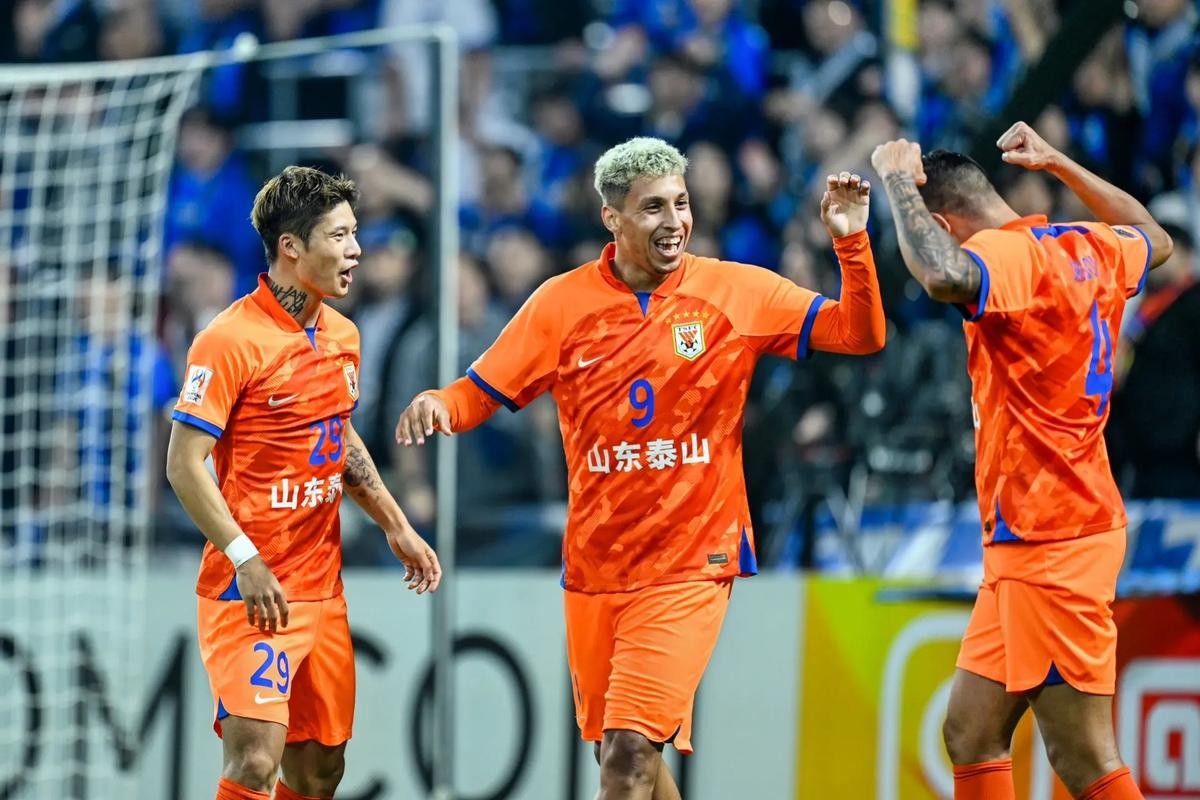 关于里程碑夜！山东泰山回应争议；荷甲窗口期刷纪录；震撼外界；阵容厚度经受考验的信息