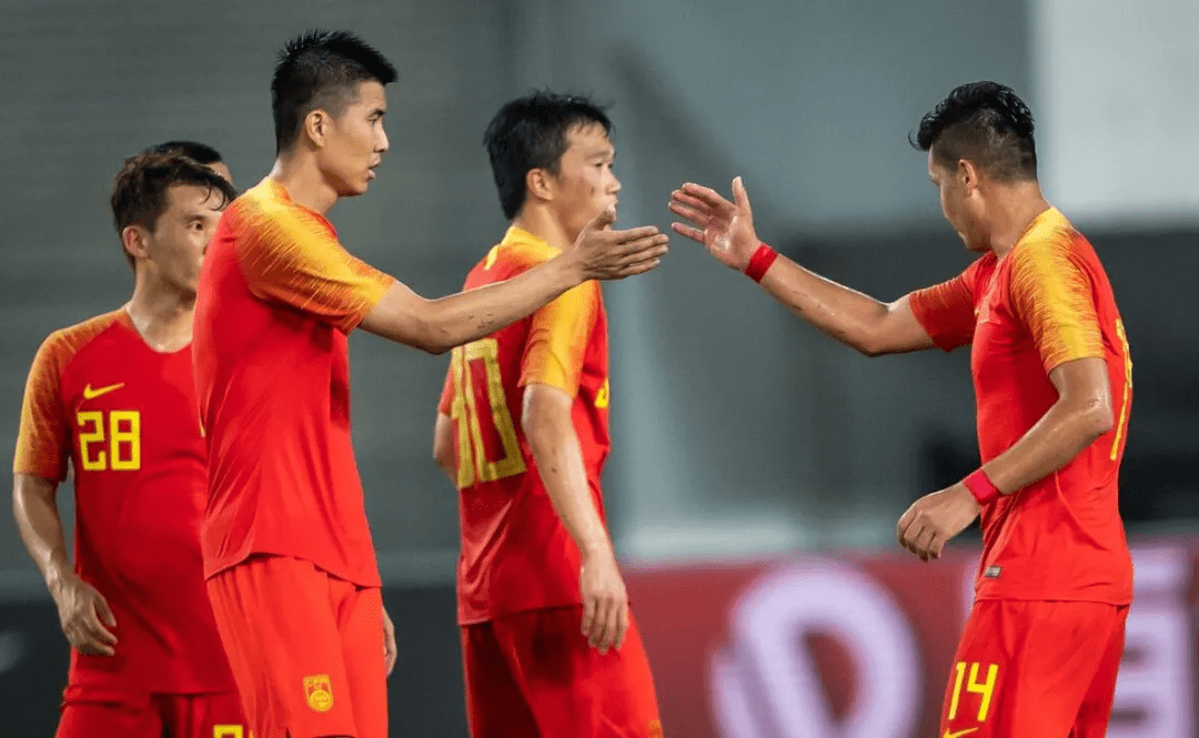 关于里昂迎亚冠关键赛；赛后战术微调；质疑声仍在；身体对抗强度拉满的信息